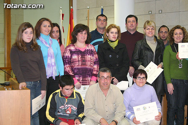 Cerca de medio centenar de personas reciben sus diplomas por participar en los cursos formativos de nuevas tecnologas - 29