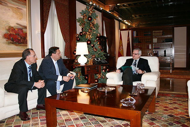 El presidente de la Comunidad recibió hoy al alcalde de Villanueva - 1, Foto 1