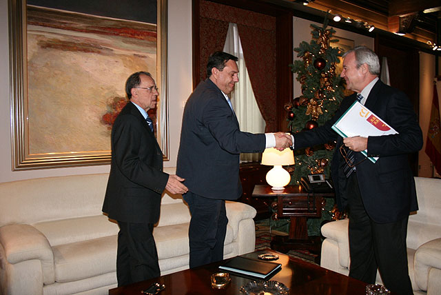 El presidente de la Comunidad recibió hoy al alcalde de Villanueva - 2, Foto 2