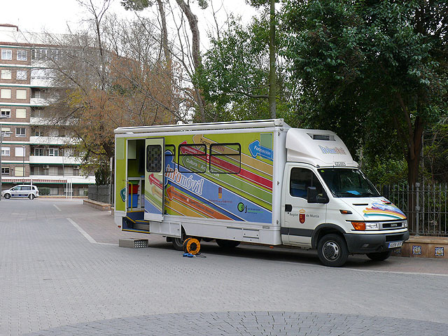 El vehículo Infomóvil ha estado en la localidad ofreciendo información a los jóvenes - 2, Foto 2