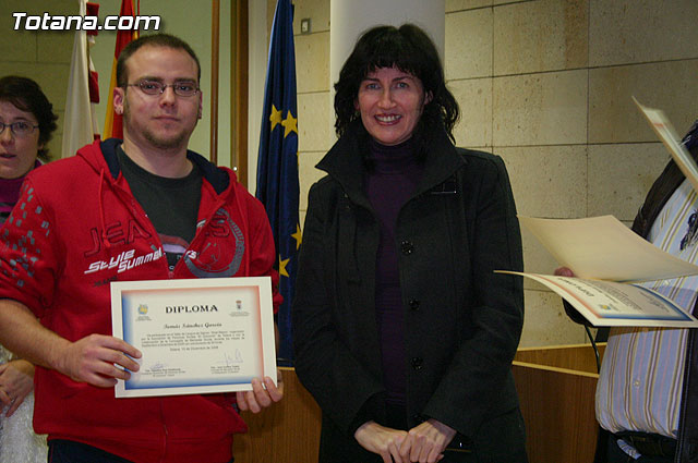 El “Taller de lengua de signos”  se clausura con la entrega de diplomas a ms de treinta participantes - 33