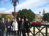3.000 flores de Pascua llevan la Navidad a los puentes de Murcia