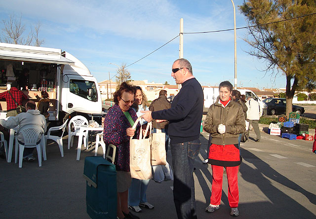 Medio Ambiente regala bolsas de tela para sustituirlas por las de plástico en las compras navideñas - 1, Foto 1