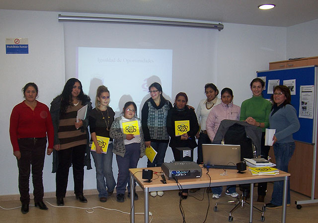 El “Taller de igualdad de oportunidades”, contó con la participación de una decena de personas de diferentes nacionalidades, Foto 1