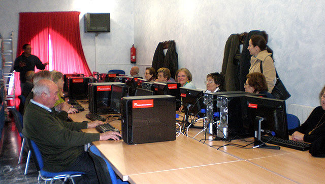 Los pensionistas se adentran en el mundo de la informática - 1, Foto 1