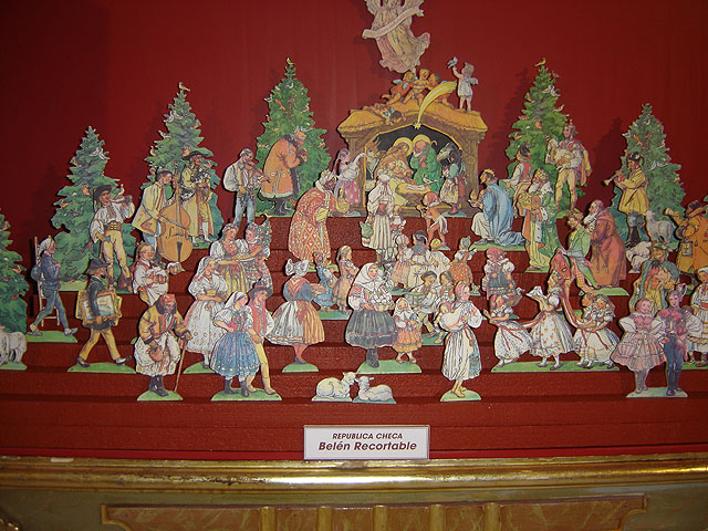 La exposición Belenes de Papel muestra en la iglesia de San Javier una colección internacional de belenes de papel recortables hasta el 6 de enero - 1, Foto 1