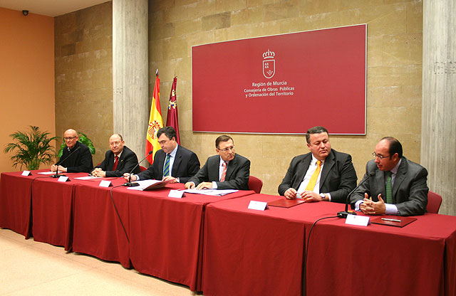 Obras públicas y Ayuntamiento firman un convenio para la rehabilitación del Matadero - 1, Foto 1