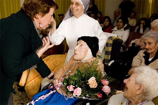 La alcaldesa felicita la Navidad a niños y ancianos - 2, Foto 2
