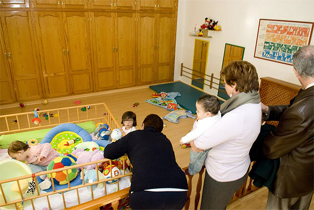 La alcaldesa felicita la Navidad a niños y ancianos - 4, Foto 4