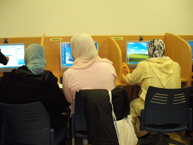 Finaliza el taller de las clases de refuerzo de la lengua castellana con la participaicón de más de una treintena de personas, Foto 2