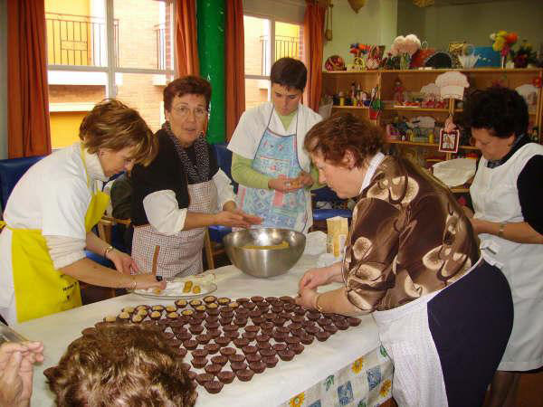 Day Care Service Center Senior Municipal develops a workshop making traditional sweets and handmade Christmas, Foto 1
