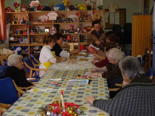 El Servicio de Estancias Diurnas del Centro Municipal de Personas Mayores desarrolla un taller de elaboración de dulces tradicionales y artesanales navideños, Foto 2