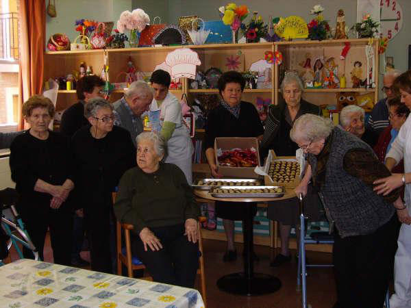 Day Care Service Center Senior Municipal develops a workshop making traditional sweets and handmade Christmas, Foto 3