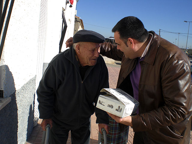 El alcalde y la concejal de sanidad vistan a las personas mayores de El Paretón-Cantareros, Foto 1