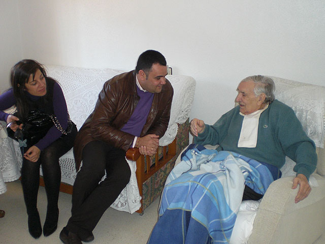 El alcalde y la concejal de sanidad vistan a las personas mayores de El Paretón-Cantareros, Foto 2