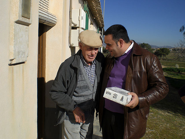 El alcalde y la concejal de sanidad vistan a las personas mayores de El Paretón-Cantareros, Foto 3