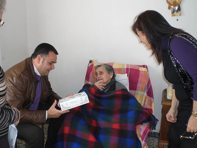 El alcalde y la concejal de sanidad vistan a las personas mayores de El Paretón-Cantareros, Foto 4