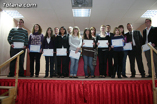 Educational authorities delivered the diplomas to the 13 students of the second class of International Baccalaureate IES "Juan de la Cierva", Foto 1