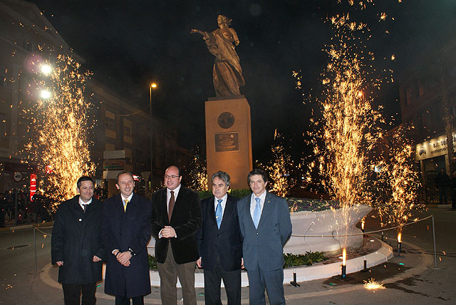 Inaugurada la escultura en homenaje “A  la independencia” de Puerto Lumbreras realizada por Juan José Quirós - 1, Foto 1