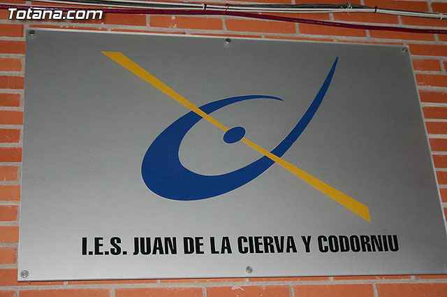 Autoridades educativas entregan los diplomas a los 13 alumnos de la segunda promocin del Bachillerato Internacional del  IES 