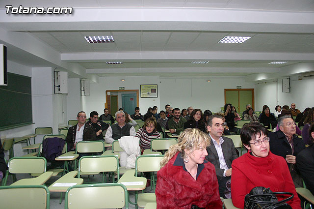 Autoridades educativas entregan los diplomas a los 13 alumnos de la segunda promocin del Bachillerato Internacional del  IES 