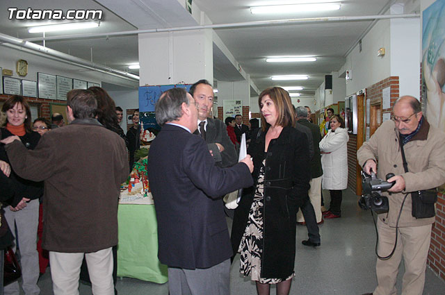 Autoridades educativas entregan los diplomas a los 13 alumnos de la segunda promocin del Bachillerato Internacional del  IES 