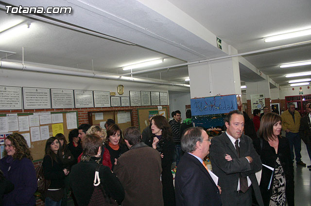 Autoridades educativas entregan los diplomas a los 13 alumnos de la segunda promocin del Bachillerato Internacional del  IES 