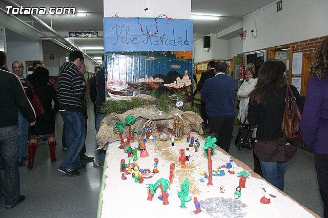 Autoridades educativas entregan los diplomas a los 13 alumnos de la segunda promocin del Bachillerato Internacional del  IES 