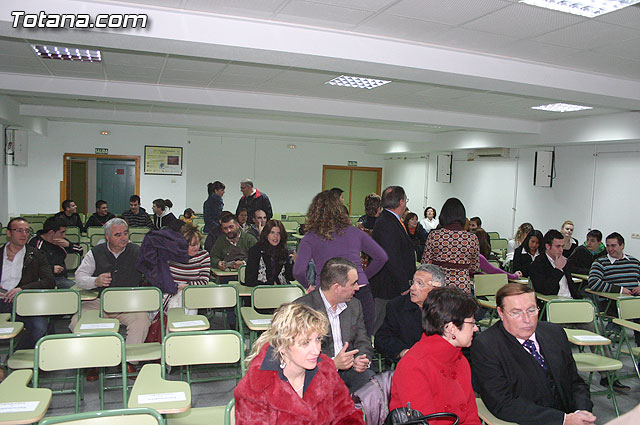 Autoridades educativas entregan los diplomas a los 13 alumnos de la segunda promocin del Bachillerato Internacional del  IES 