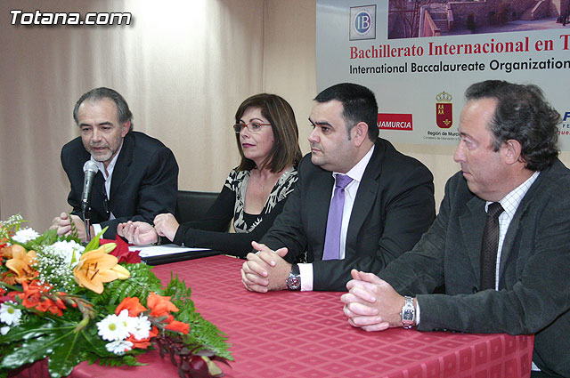 Autoridades educativas entregan los diplomas a los 13 alumnos de la segunda promocin del Bachillerato Internacional del  IES 