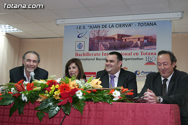 Autoridades educativas entregan los diplomas a los 13 alumnos de la segunda promocin del Bachillerato Internacional del  IES 