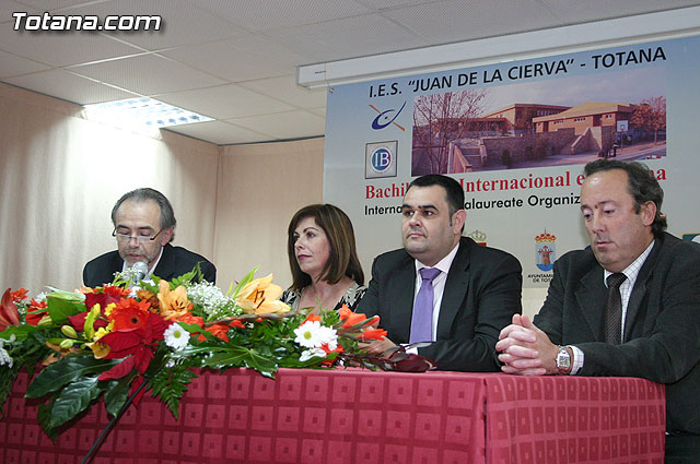 Autoridades educativas entregan los diplomas a los 13 alumnos de la segunda promocin del Bachillerato Internacional del  IES 