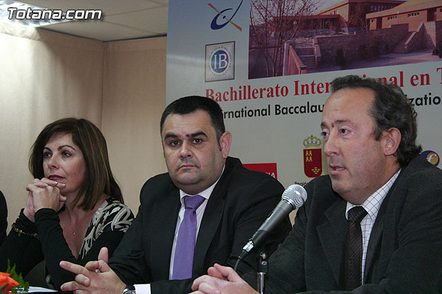 Autoridades educativas entregan los diplomas a los 13 alumnos de la segunda promocin del Bachillerato Internacional del  IES 