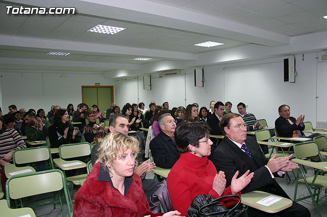 Autoridades educativas entregan los diplomas a los 13 alumnos de la segunda promocin del Bachillerato Internacional del  IES 