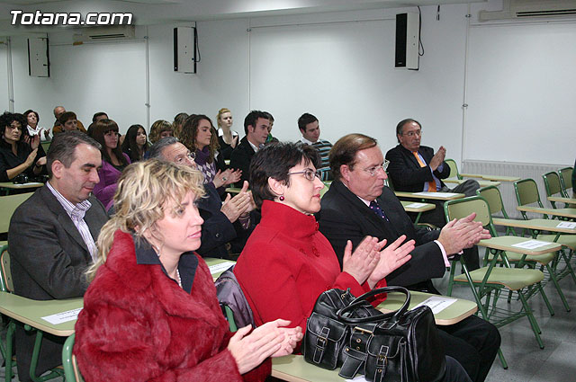 Autoridades educativas entregan los diplomas a los 13 alumnos de la segunda promocin del Bachillerato Internacional del  IES 