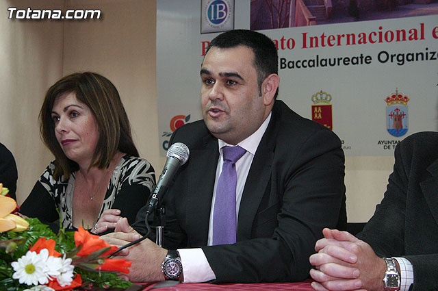 Autoridades educativas entregan los diplomas a los 13 alumnos de la segunda promocin del Bachillerato Internacional del  IES 