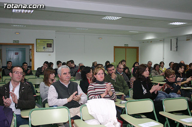 Autoridades educativas entregan los diplomas a los 13 alumnos de la segunda promocin del Bachillerato Internacional del  IES 
