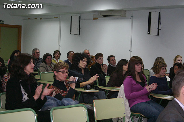 Autoridades educativas entregan los diplomas a los 13 alumnos de la segunda promocin del Bachillerato Internacional del  IES 