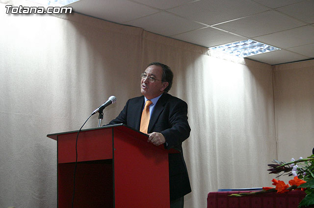 Autoridades educativas entregan los diplomas a los 13 alumnos de la segunda promocin del Bachillerato Internacional del  IES 