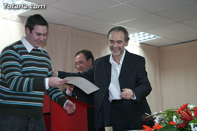 Autoridades educativas entregan los diplomas a los 13 alumnos de la segunda promocin del Bachillerato Internacional del  IES 