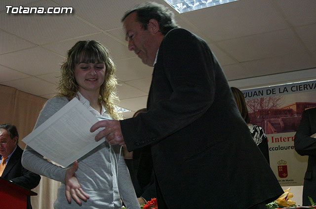 Autoridades educativas entregan los diplomas a los 13 alumnos de la segunda promocin del Bachillerato Internacional del  IES 