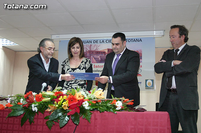 Autoridades educativas entregan los diplomas a los 13 alumnos de la segunda promocin del Bachillerato Internacional del  IES 