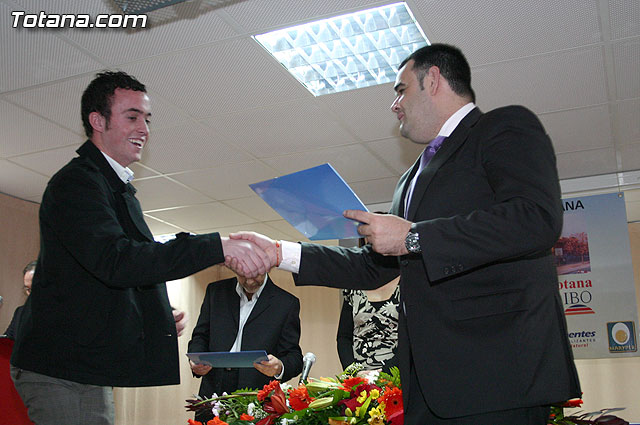 Autoridades educativas entregan los diplomas a los 13 alumnos de la segunda promocin del Bachillerato Internacional del  IES 