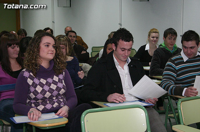 Autoridades educativas entregan los diplomas a los 13 alumnos de la segunda promocin del Bachillerato Internacional del  IES 