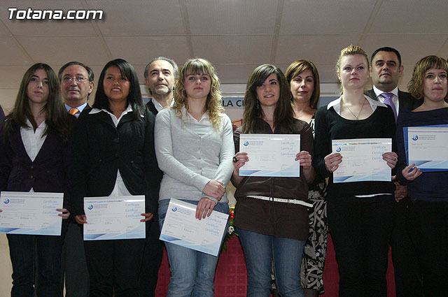 Autoridades educativas entregan los diplomas a los 13 alumnos de la segunda promocin del Bachillerato Internacional del  IES 