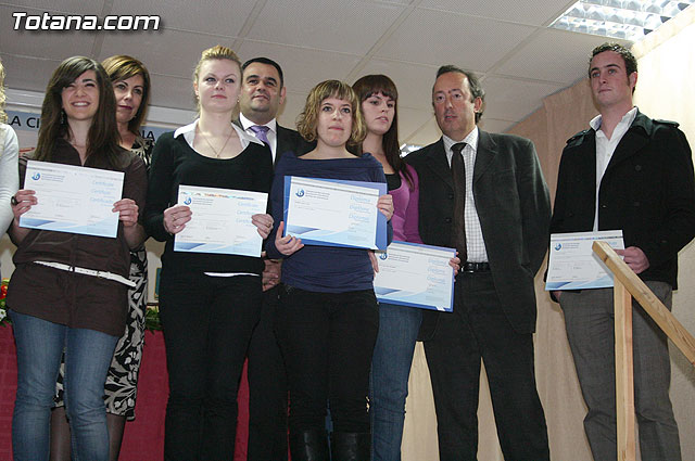 Autoridades educativas entregan los diplomas a los 13 alumnos de la segunda promocin del Bachillerato Internacional del  IES 