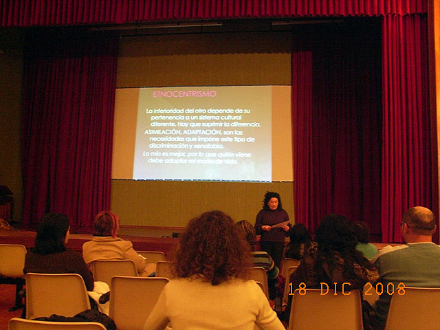 El centro sociocultural “La Cárcel” acogió la charla “¿Es mi hijo racista?, Foto 1