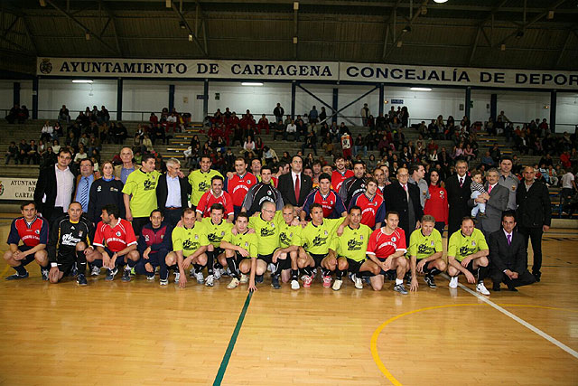 Los personajes populares vencen en el IV Trofeo Deportivo Cartagena por la Caridad - 1, Foto 1