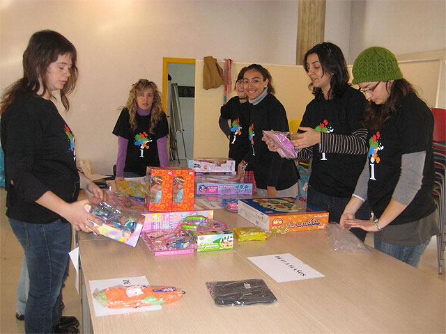 Los voluntarios de Implica2 colaboran con la campaña de recogida de juguetes - 1, Foto 1