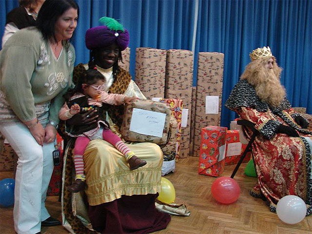 Un centenar de niños y niñas del Centro de Atención Temprana de Lorca reciben regalos de manos de los Reyes Magos de Oriente - 2, Foto 2